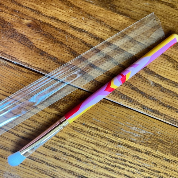 SLMISSGLAM
Retro Eyeshadow Brush - Picture 3 of 5